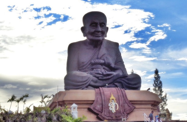 华欣和Luang Phor Thuad的whuay Mongkol寺庙图片下载