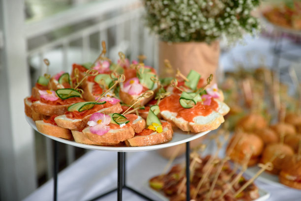 离线自助餐。餐桌上不同食物的照片图片下载