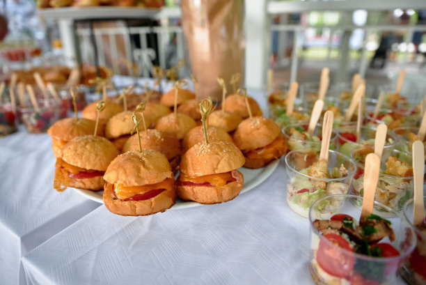 离线自助餐。餐桌上不同食物的照片图片下载