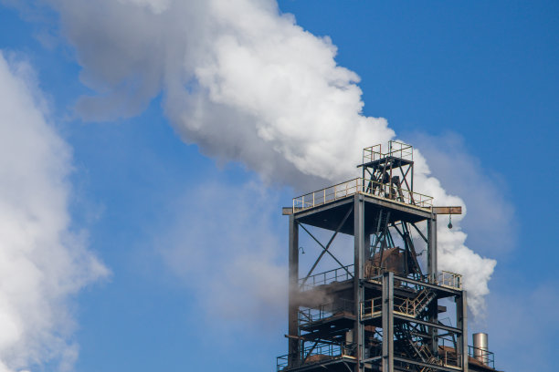 环境污染的概念。白色的浓烟污染环境。图片下载