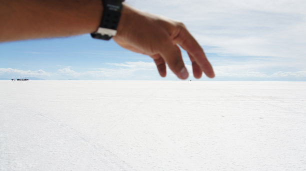 在乌尤尼盐沼的地平线上抓手图片下载