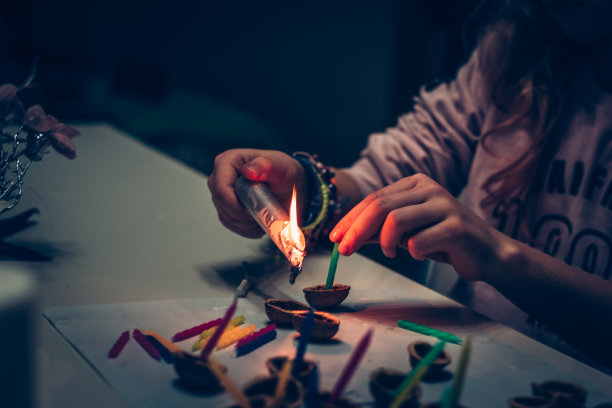 在东欧的圣诞节习俗和传统，用蜡烛准备坚果壳图片下载