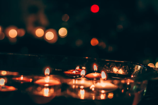 有象征意义的圣诞传统，蜡烛漂浮在水面上，图片下载