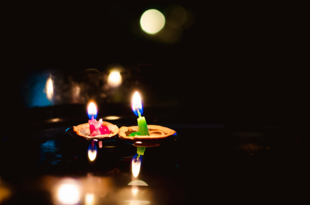 圣诞传统用蜡烛在果壳里漂浮在水上，复制空间，孤立无援图片下载