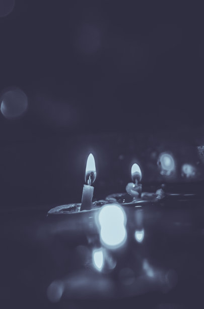 圣诞传统，蜡烛放在果壳里漂浮在水面上图片下载