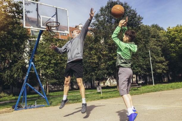 一个成熟的男人和他的儿子打篮球图片下载