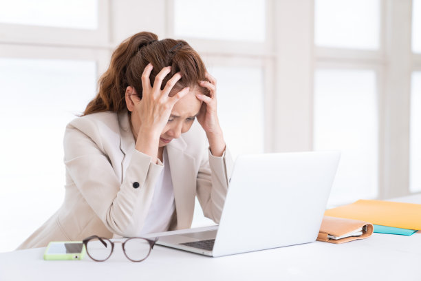 老年妇女使用笔记本电脑，思考，业务图片下载