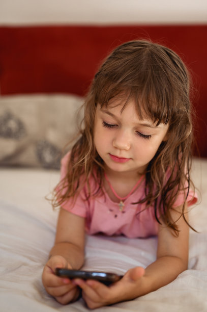 孩子使用智能手机，看动画片，沉迷游戏图片下载