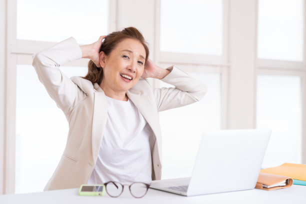 老年妇女使用笔记本电脑，思考，业务图片下载