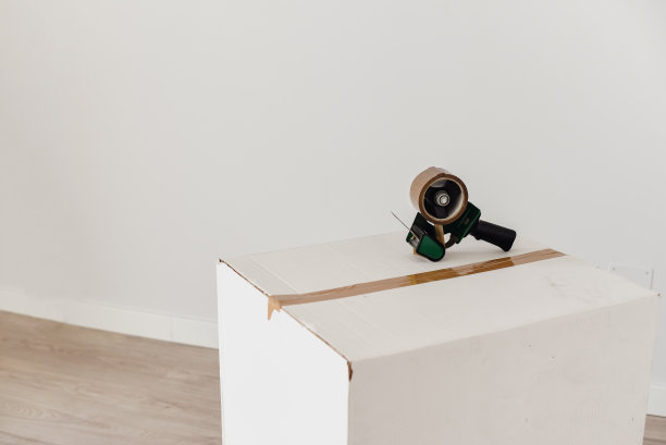 密封工具在一个白色纸箱图片下载