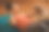 快乐的亚洲运动女性与她的狗在家里锻炼时玩得很开心。图片下载
