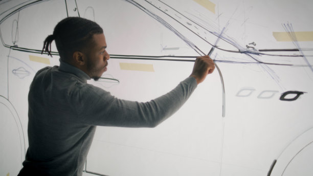 设计师用胶带制作汽车草图图片下载