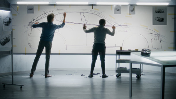 男设计师一起画汽车草图图片下载