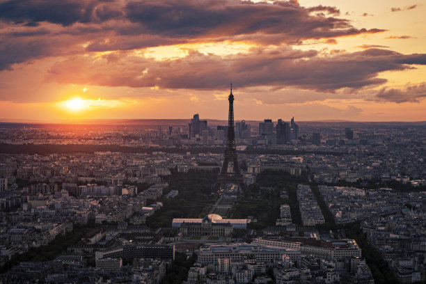 日落时分的埃菲尔铁塔图片下载