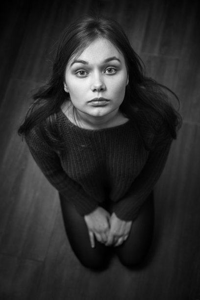 抬头看的女人图片下载