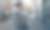 年轻女子在街上端着一杯热气腾腾的咖啡。图片下载