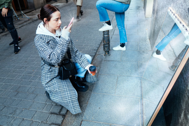 网红女孩在街上自拍。图片下载