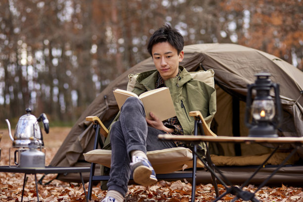 日本男子喜欢野营图片下载