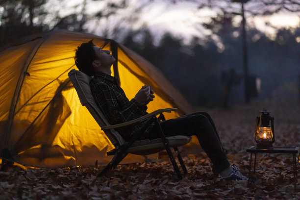 日本男子喜欢野营图片下载