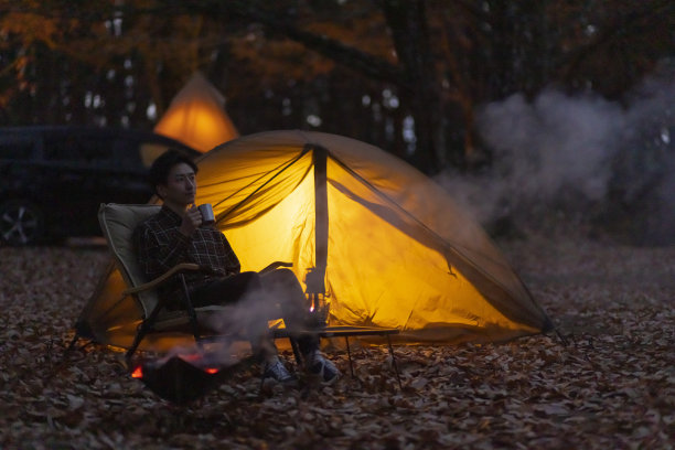 日本男子喜欢野营图片下载