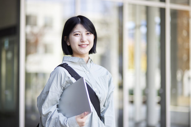享受校园生活的年轻日本大学生图片下载