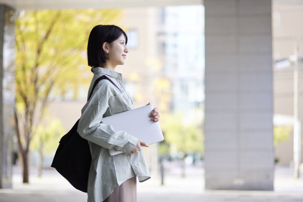 享受校园生活的年轻日本大学生图片下载