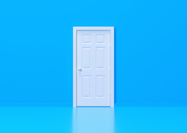 蓝色背景的房间里关着白色的门图片下载