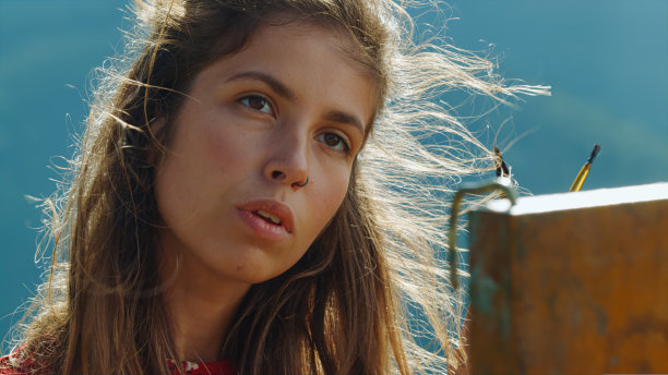 灵感画家画画架特写。有创意的女孩在夏天画自然图片下载