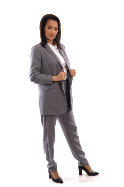 身着灰色西装的商务女士在白色背景下摆姿势图片下载