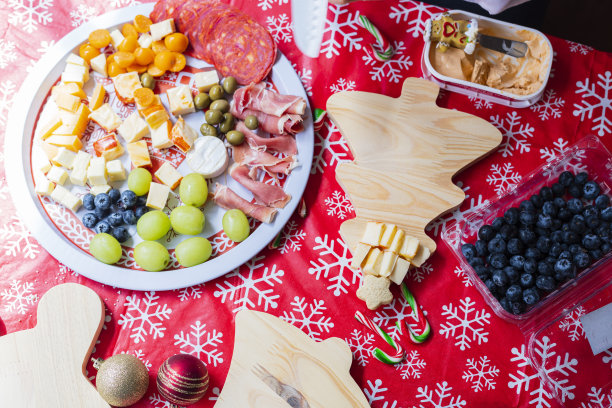 为圣诞聚会制作奶酪板图片下载
