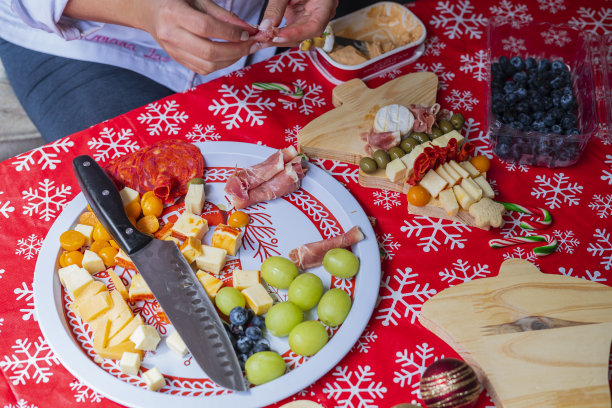 为圣诞聚会制作奶酪板图片下载