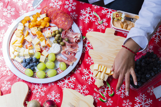为圣诞聚会制作奶酪板图片下载