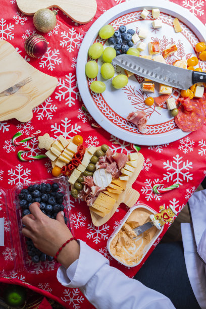 为圣诞聚会制作奶酪板图片下载