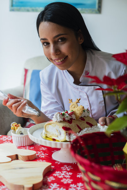一位拉丁糕点师正在自家的厨房里准备一棵美丽的圣诞树图片下载