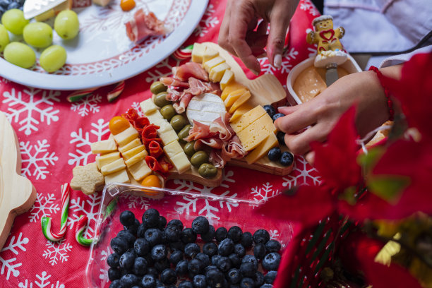 为圣诞聚会制作奶酪板图片下载