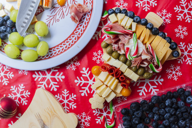 为圣诞聚会制作奶酪板图片下载