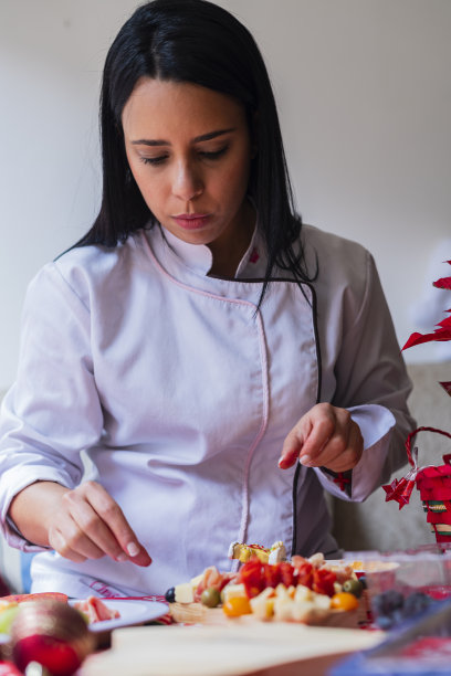 为圣诞聚会制作奶酪板图片下载