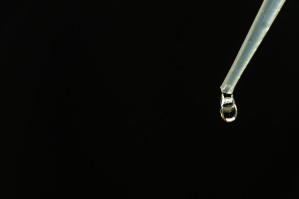 水滴从滴管的尖端滴下图片下载