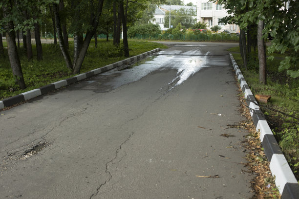 城市中的道路。抑制标记。道路细节。图片下载