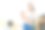 年轻的亚洲女人在办公室喝外卖咖啡图片下载