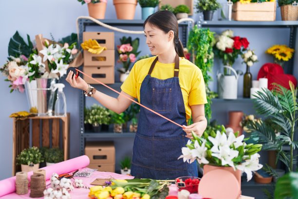 在花店里，中国女花商自信地拿着蕾丝微笑图片下载