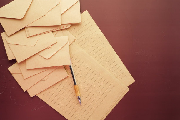 信封，空纸和钢笔放在桌子上图片下载