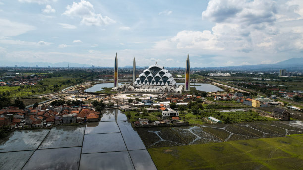 鸟瞰美丽的风景万隆贾巴尔清真寺建筑图片下载