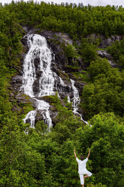 做瑜伽的女人。图片下载