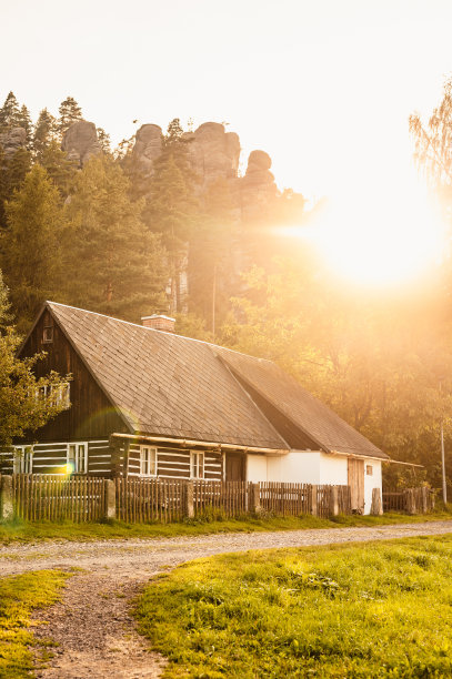 捷克共和国波西米亚的布鲁莫夫高地地区的Adrspach- teplice景观公园的一部分，在Adrspach岩石中的岩石城遗迹图片下载