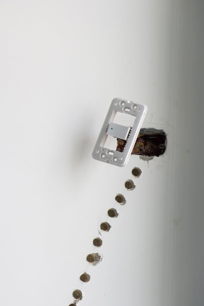 石膏下的电线，混凝土插座的隐藏安装电缆。住宅和公寓概念的改造、维修和发展图片下载