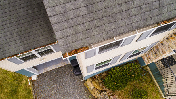 秋季用无人机检查屋顶瓦和排水沟。图片下载