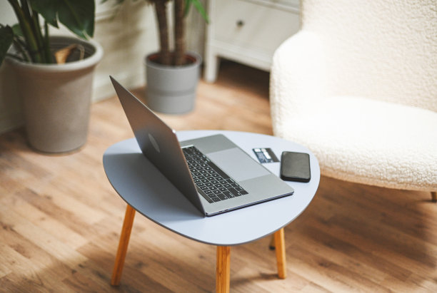 有笔记本电脑的家庭工作场所图片下载