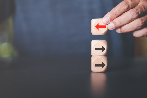 年轻的商人选择有红色箭头和不同方向的木块领导观念和商业竞争的增长改变战略眼光的成功机会图片下载