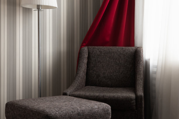 抽象的室内背景。空扶手椅和坐垫图片下载